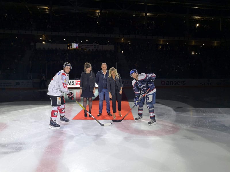 Sophie et Marie, fondatrices de l'Atelier Asap, donnent le coup d'envoi d'un match de hockey